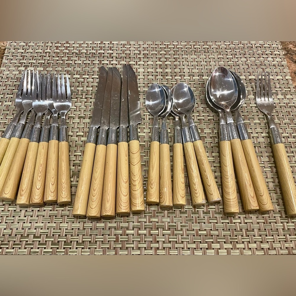 Oneida Lodge Pine Wood 21 Piece Chunky Handle Limited Edition Flatware Set